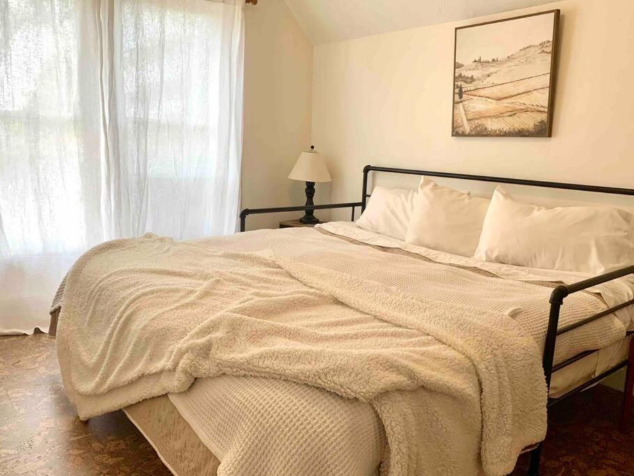 Victorian Guest Getaway-20Mins To Glacier National Park-10Mins To Airport! Колумбия-Фолс Экстерьер фото